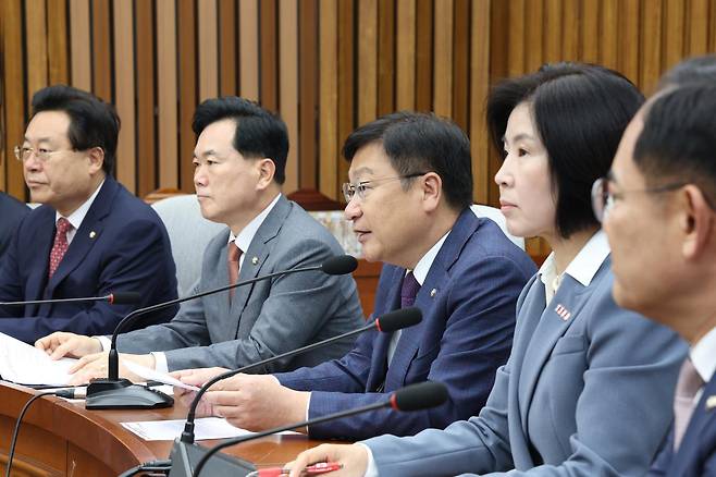 정점식 국민의힘 원내대표는 16일 오전 국회에서 취임 후 첫 원내대책회의를 열고 “투표용지 한 장의 공정을 지키는 대한민국을 위해 시급한 것은 공소취소 특검이 아니라 중앙선거관리위원회 특검”이라고 밝혔다.2026.06.16 이훈구 기자 ufo@donga.com