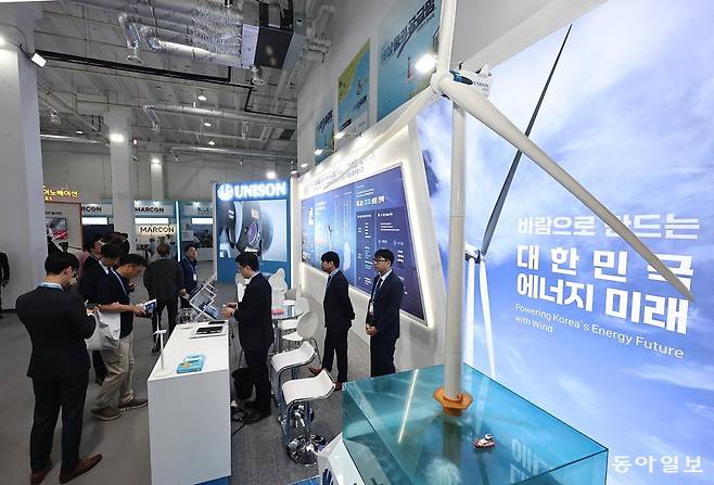 16일 전남 여수시 여수엑스포컨벤션센터에서 열린 ‘2026 해상풍력 공급망 콘퍼런스 전시회’에서 업계 관계자들이 이야기를 나누고 있다. 이번 전시회에는 국내 기업들은 물론 영국, 덴마크, 네덜란드, 스페인 등 해상풍력 선진국에서 활발하게 활동하고 있는 총 73개 기업이 102개 부스를 꾸렸다. 양회성 기자 yohan@donga.com