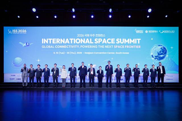 컨텍스페이스그룹이 주최해 16일 대전컨벤션센터에서 열린 'ISS 2026'에서 주요 인사들이 기념촬영을 하고 있다. 컨텍 제공.