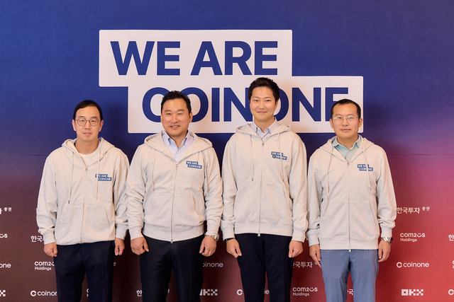 송병준 컴투스홀딩스 의장(왼쪽부터), 김성환 한국투자증권 대표이사, 차명훈 코인원 최고경영자(CEO), 스타 쉬(STAR XU) OKX CEO가 지난 4일 서울 영등포구 코인원 본사에서 열린 기자간담회에서 기념촬영을 하고 있다. [코인원 제공]
