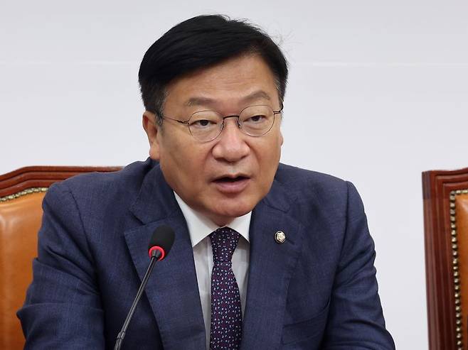 정점식 국민의힘 원내대표가 15일 오전 서울 여의도 국회에서 열린 최고위원회의에서 모두발언을 하고 있다. 뉴스1