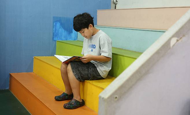 지난해 1월 집 앞 도로에서 발생한 교통사고로 차량에 16m 끌려가며 중상 입은 뒤 심리적 후유증에 시달리고 있는 로한이가 8일 경기 안산시 단원구 자이언국제다문화대안학교 도서관에서 책을 읽고 있다. 김정효 기자 hyopd@hani.co.kr