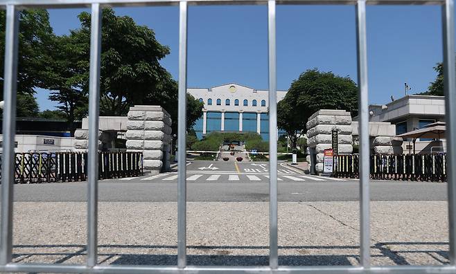 6·3 지방선거 투표용지 부족 사태를 수사하는 검경 합동수사본부(합수본)가 중앙선거관리위원회 서버 등에 대한 압수수색을 마무리하고 본격적인 조사에 돌입할 것으로 보이는 가운데 15일 경기도 과천시 중앙선거관리위원회의 모습. 연합뉴스
