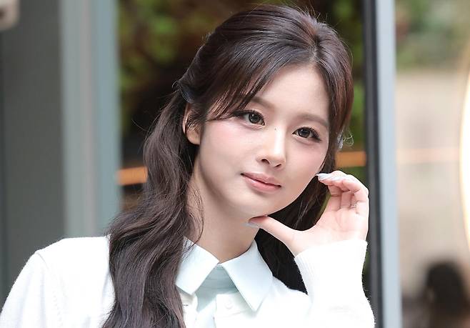 그룹 엔믹스 멤버 설윤이 허리 통증을 호소해 팬들의 우려를 자아냈다. 뉴스1
