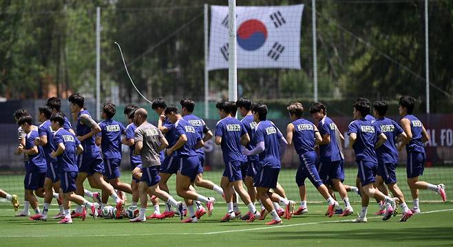 15일 멕시코 할리스코주 과달라하라 인근 사포판에 위치한 베이스캠프 훈련장 치바스 바예 베르데에서 선수들이 러닝을 하고 있다. 사포판=최주연 기자