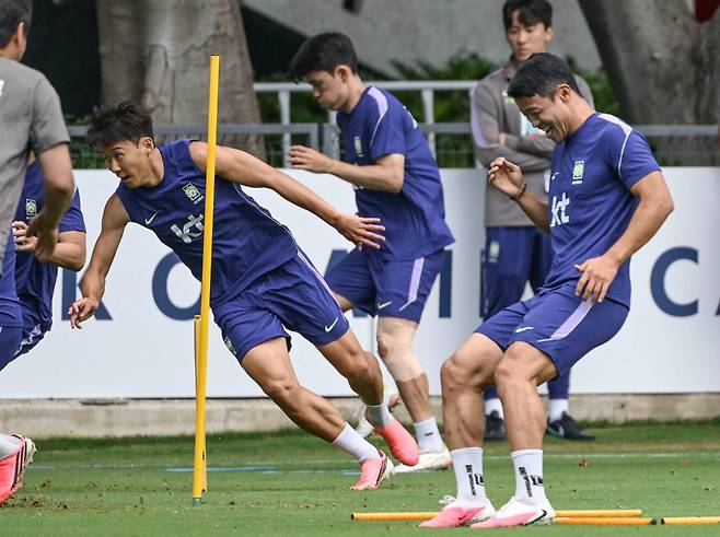 15일 멕시코 할리스코주 과달라하라 인근 사포판에 위치한 베이스캠프 훈련장 치바스 바예 베르데에서 손흥민, 황희찬 등 공격수들이 훈련을 하고 있다. 사포판=최주연 기자