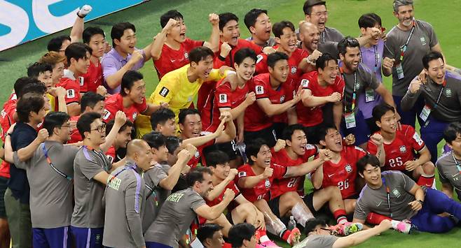 <yonhap photo-6351="">11일(현지시간) 멕시코 사포판 과달라하라 스타디움에서 열린 2026 북중미 월드컵 A조 1차전 한국과 체코의 경기. 경기 종료 후 승리한 한국 선수들이 기념사진을 촬영하고 있다. 사진=연합뉴스</yonhap>