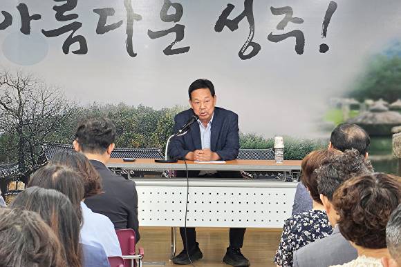 전화식 성주군수 당선인이 업무보고를 받고 있다 [사진=성주군]