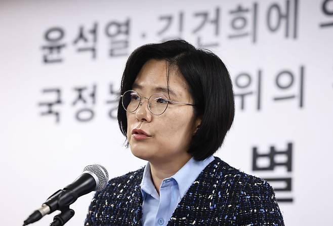 제2 종합특검팀(특별검사 권창영) 김지미 특검보가 지난 11일 경기 과천 2차 종합특검 사무실에서 언론브리핑을 하고 있다. 사진 뉴스1