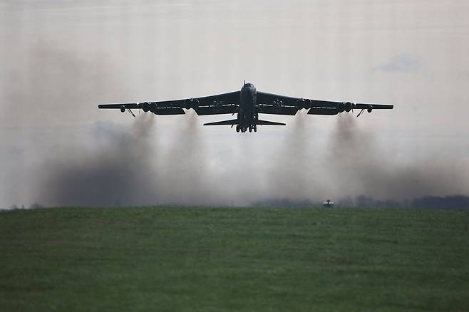 지난 3월 15일(현지시간) 영국 남서부 페어포드 공군기지에서 이륙하고 있는 미 공군 B-52 스트라토포트리스 폭격기. 사고와 관련없음. AFP=연합뉴스