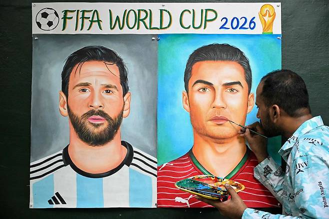 2026년 FIFA 월드컵 개막 전날인 2026년 6월 11일, 인도 암리차르에서 한 화가가 아르헨티나의 리오넬 메시와 포르투갈의 크리스티아누 호날두를 그린 그림에 마지막 손질을 하고 있다. AFP=연합뉴스