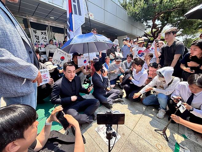 16일 오후 장동혁 국민의힘 대표 등 국민의힘 관계자가 ‘개표소 봉쇄’ 시위가 벌어지는 서울 송파구 올림픽공원 핸드볼경기장에 방문해 시위에 동참하고 있다. 곽주영 기자