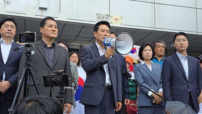 장동혁 국민의힘 대표가 16일 오후 ‘개표소 봉쇄’ 시위가 벌어지는 서울 송파구 올림픽공원 핸드볼경기장 앞에서 시위대를 향해 발언하고 있다. 손성배 기자
