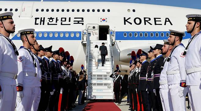 이탈리아 국빈 방문 일정을 마친 이재명 대통령과 김혜경 여사가 16일(현지시간) 로마 다빈치 공항에서 공군 1호기에 탑승하고 있다. 연합뉴스