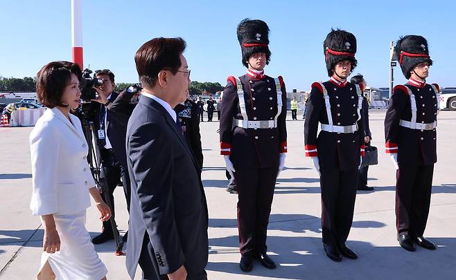 공군 1호기로 이동하는 이재명 대통령 부부. 전민규 기자