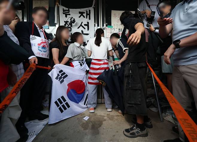 ‘개표소 봉쇄’ 시위가 이어진 16일 서울 송파구 올림픽공원 핸드볼경기장에서 한 시위 참가자가 문을 가로막고 있다. 연합뉴스