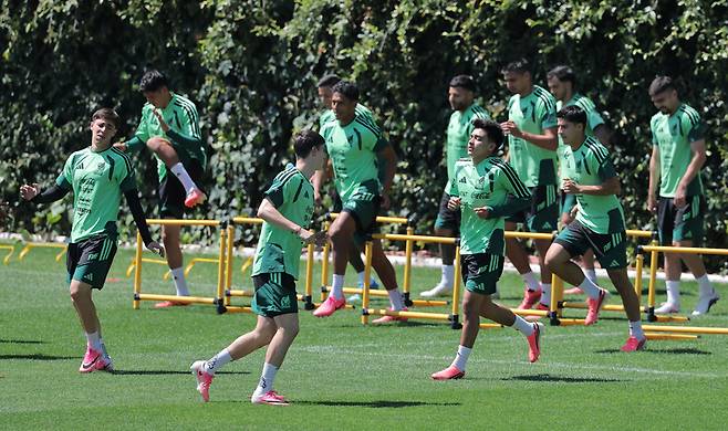 ▲ 북중미 월드컵에서 한국과 맞붙을 멕시코 축구 대표팀 선수들이 14일(현지시간) 멕시코시티 내 대표팀 훈련센터에서 훈련을 하고 있다. 2026.6.15 연합뉴스