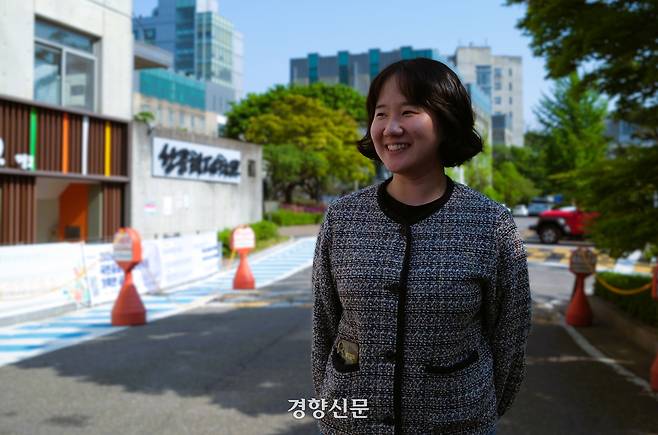 ‘청소 자영업자’  조영주가 지난 4월 30일 오후 논문을 쓴 성공회대에서 촬영에 응하고 있다. 김종목 기자