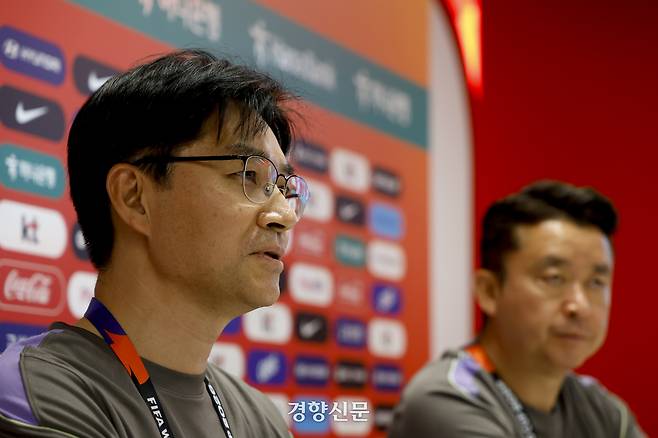 축구대표팀의 멘털 코치를 맡고 있는 한덕현 중앙대 정신건강의학과 교수가 16일 베이스 캠프인 치바스 벨레 베르데에서 취재진과 만나 선수들의 정신 건강을 지원하는 체계에 대해 설명하고 있다. 과달라하라 | 문재원 기자