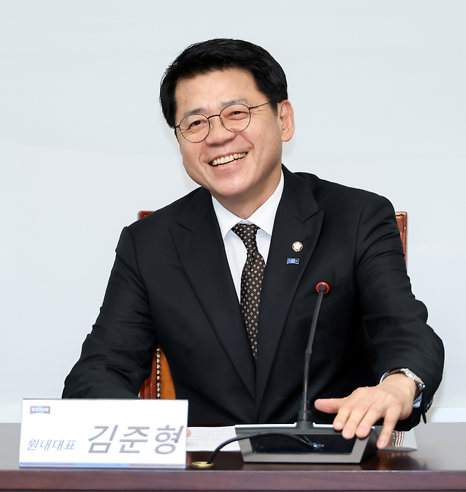 16일 국회에서 열린 조국혁신당 의원총회에서 3기 원내대표 선거에 단독 입후보해 의원 12명의 만장일치로 당선된 김준형 신임 원내대표가 웃고 있다. 연합뉴스