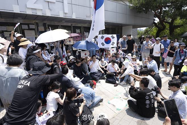 16일 서울 송파구 올림픽공원 핸드볼경기장 앞에 장동혁(가운데) 국민의힘 대표와 김민수 최고위원이 ‘개표소 봉쇄 시위’ 참가자들과 함께 앉아 있다. 한수빈 기자