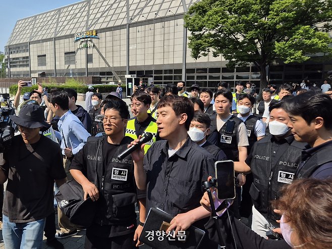 김도현 서울 송파경찰서 형사2과장과 경찰 관계자들이 16일 서울 올림픽공원 개표소 봉쇄 시위 현장에서 시위대를 향해 경고방송을 진행하고 있다. 김태욱 기자