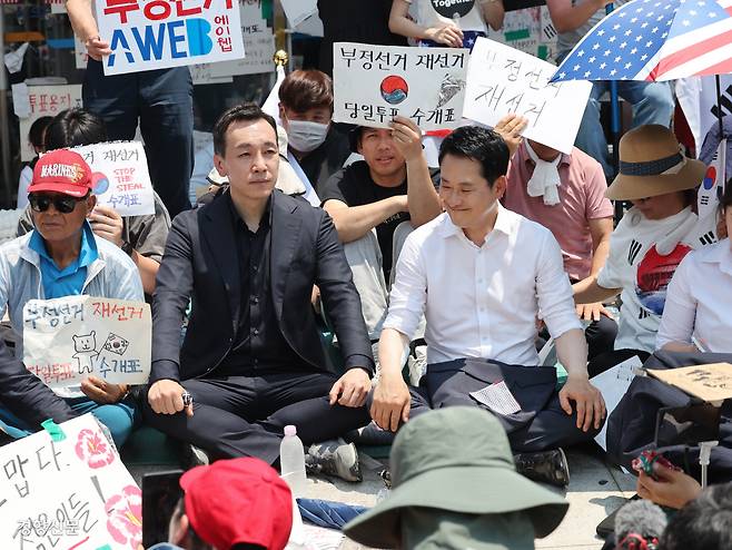 “부정선거”에 둘러싸인 장동혁 서울 잠실 개표소(송파구 올림픽공원 핸드볼경기장) 봉쇄 시위가 12일째 이어진 16일 경찰이 내부 진입을 시도한다는 소식을 들은 장동혁 국민의힘 대표가 시위 현장을 찾아 농성을 하고 있다. 한수빈 기자 subinhann@kyunghyang.com