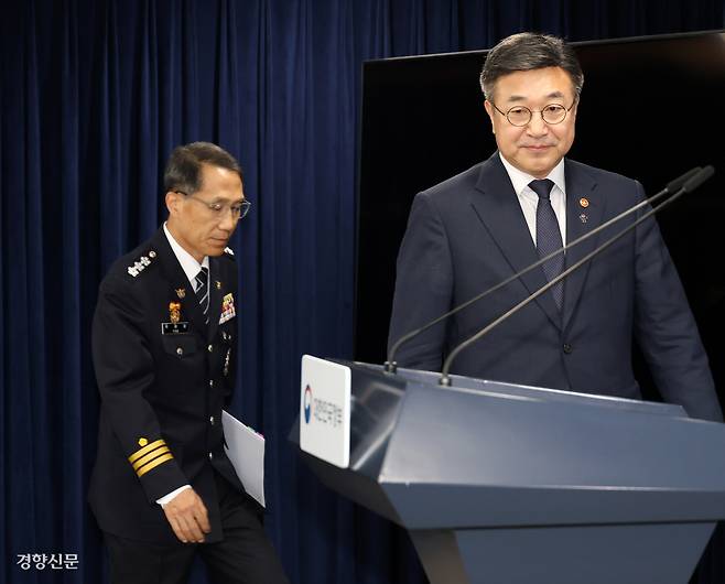 윤호중 행정안전부 장관이 16일 담화문을 발표하기 위해 서울 세종로 정부서울청사 브리핑룸에 들어서고 있다. 권도현 기자