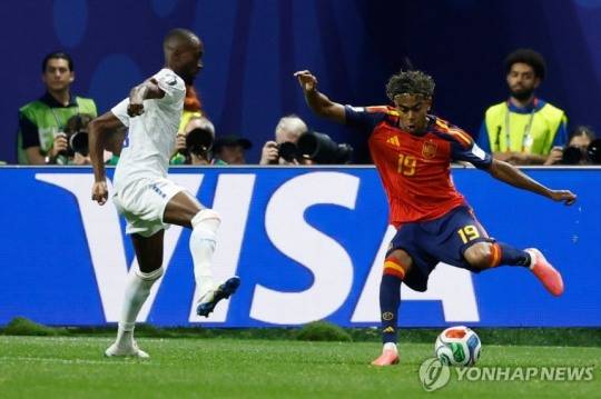 슈팅하는 라민 야말(오른쪽) / 사진=연합뉴스