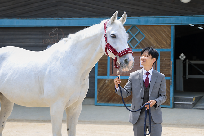 국내 경마 기수 최다승 2위 기록을 보유한 문세영이 승용마와 포즈를 취하고 있다. 그는 다음달 1일부터 조교사로 새출발한다. [한국마사회]