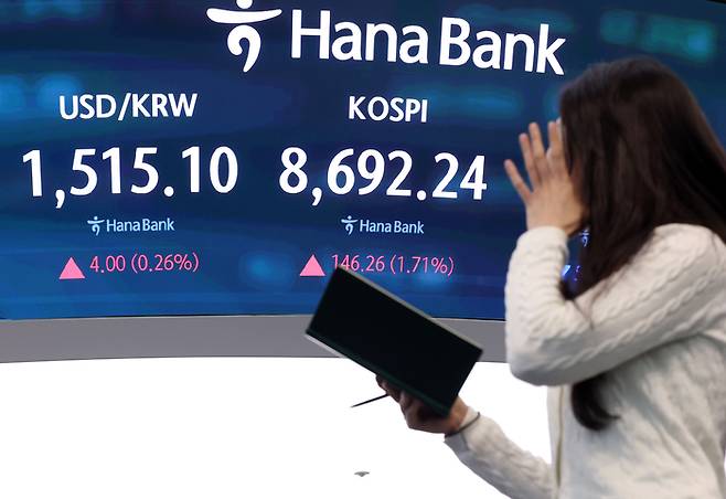 16일 서울 중구 하나은행 딜링룸 현황판에 코스피가 표시되고 있다. 이날 코스피는 전날보다 150.57포인트(1.76%) 오른 8,696.55에, 코스닥지수는 4.97포인트(0.48%) 오른 1,039.00에 개장했다. [연합뉴스]