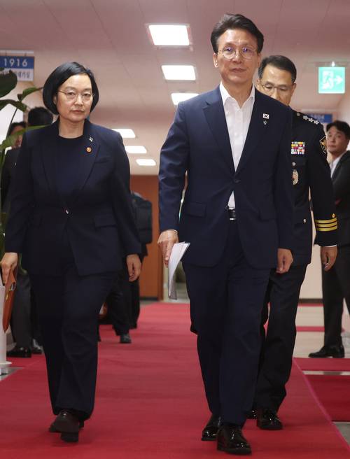 김민석 국무총리, 한성숙 국무총리 후보자, 유재성 경찰청장 직무대행이 16일 오전 서울 종로구 세종대로 정부서울청사에서 열린 국무회의 겸 비상경제본부회의에 참석하고 있다. [뉴스1]