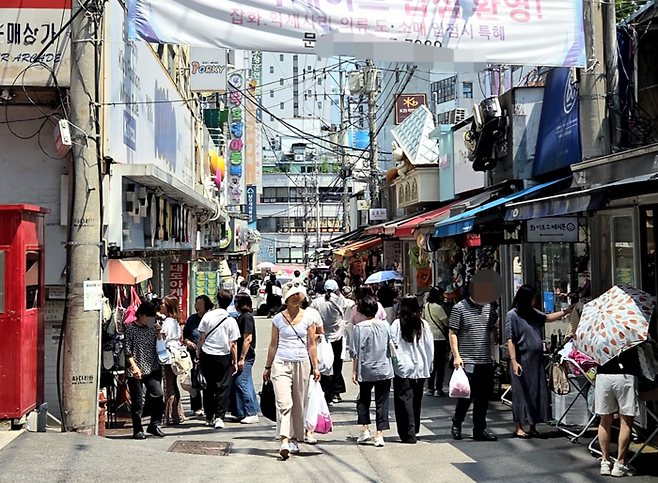 16일 오전 서울 중구 남대문시장 아동복거리에 시민들의 발길이 끊이지 않고 있다. [김혜진 기자]
