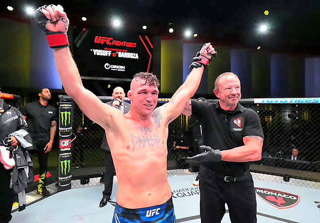 공식랭킹 9위 출신 대런 엘킨스가 2023년 10월 미국 네바다주 엔터프라이즈 메타 에이펙스 UFC 파이트 나이트 230 승리 후 기뻐하고 있다. UFC 페더급 6번째 피니시 승리다. 사진=TKO