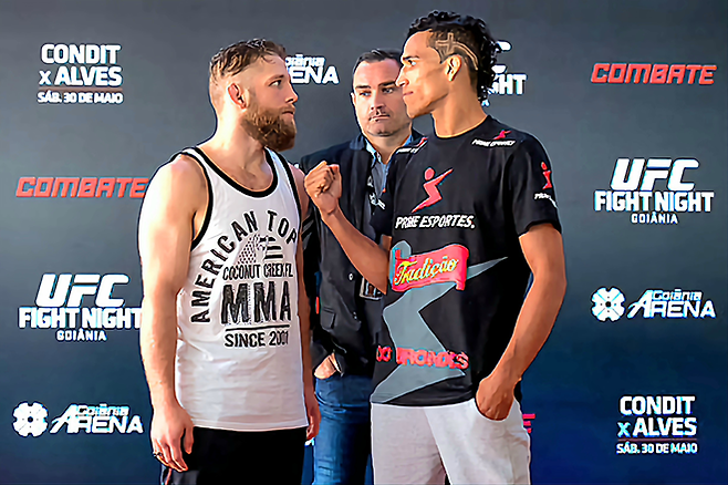훗날 제11대 UFC 라이트급 챔피언이 되는 샤를리스 올리베이라(오른쪽)가 2015년 5월 브라질 고이아니아 UFC 파이트 나이트 67 공개 훈련을 마치고 닉 렌츠와 마주 보고 있다. 이틀 후 렌츠를 앞맨손조르기로 제압했다. UFC 페더급 6번째이자 마지막 피니시다. 사진=TKO