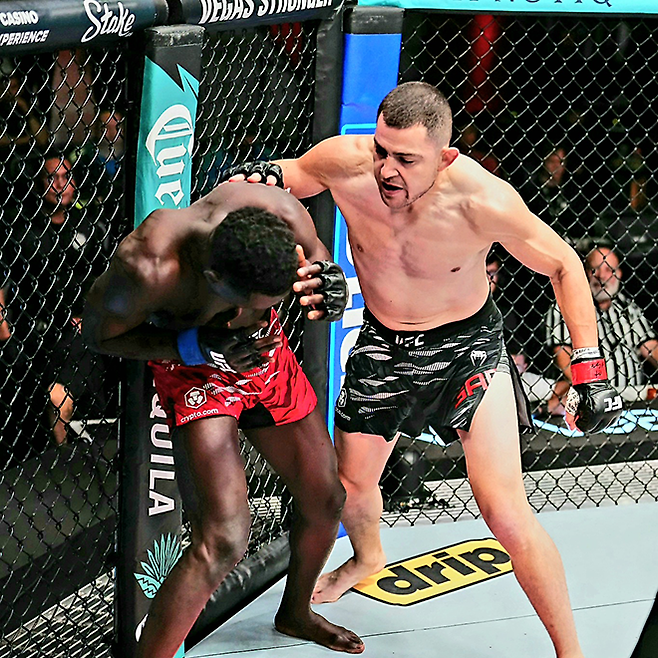 스티브 가르시아가 2025년 11월 미국 네바다주 엔터프라이즈 메타 에이펙스 UFC 파이트 나이트 263 메인이벤트에서 데이비드 오나마를 공격하고 있다. 이날 UFC 8번째 다운을 뺏었다. 대결 시점 가르시아는 UFC 페더급 공식랭킹 12위, 오나마는 13위였다. 사진=TKO