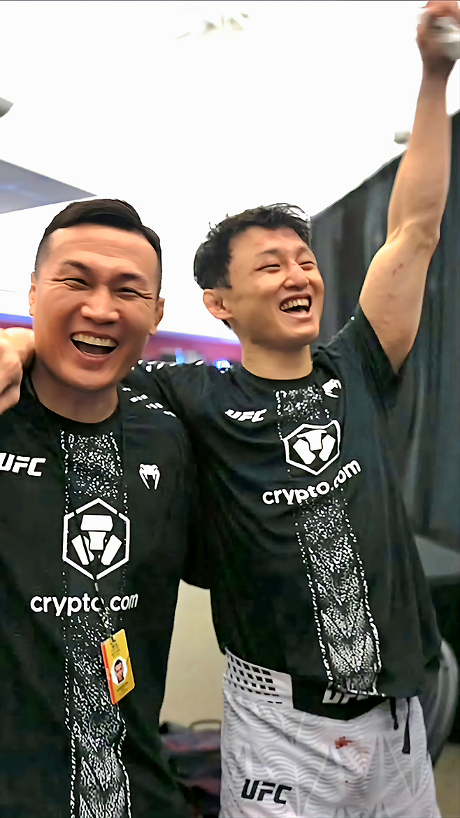 UFC 타이틀 도전자 출신 ‘코리안 좀비’ 정찬성이 2026년 5월 세컨드로서 승리를 도운 명예의 전당 헌액자 ‘코리안 슈퍼보이’ 최두호가 UFC 파이트 나이트 276 최우수 경기 보너스를 받게 되자 함께 기뻐하고 있다. 사진=TKO