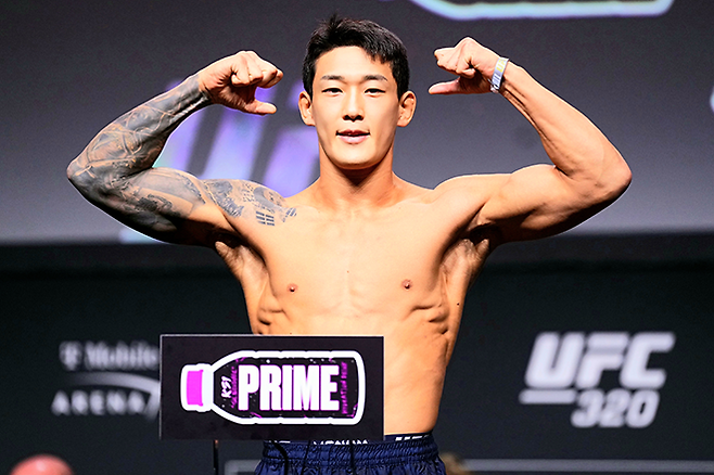‘좀비 주니어’ 유주상이 2025년 10월 UFC 320 Preliminary card 제3경기 5분×3라운드 계약 체중 69.4㎏ 계체를 통과하고 있다. 사진=TKO