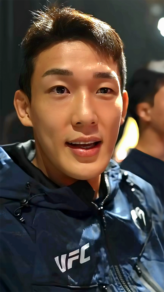 ‘좀비 주니어’ 유주상이 2025년 10월 UFC 320 공개 계체 행사에서 한국어 인터뷰를 하고 있다. 사진=TKO