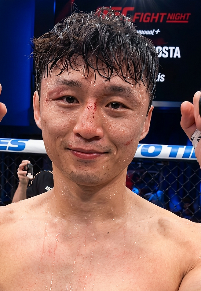 명예의 전당 헌액자 ‘코리안 슈퍼보이’ 최두호가 2026년 5월 미국 네바다주 엔터프라이즈 메타 에이펙스에서 UFC 6승 달성 후 기뻐하고 있다. 사진=TKO