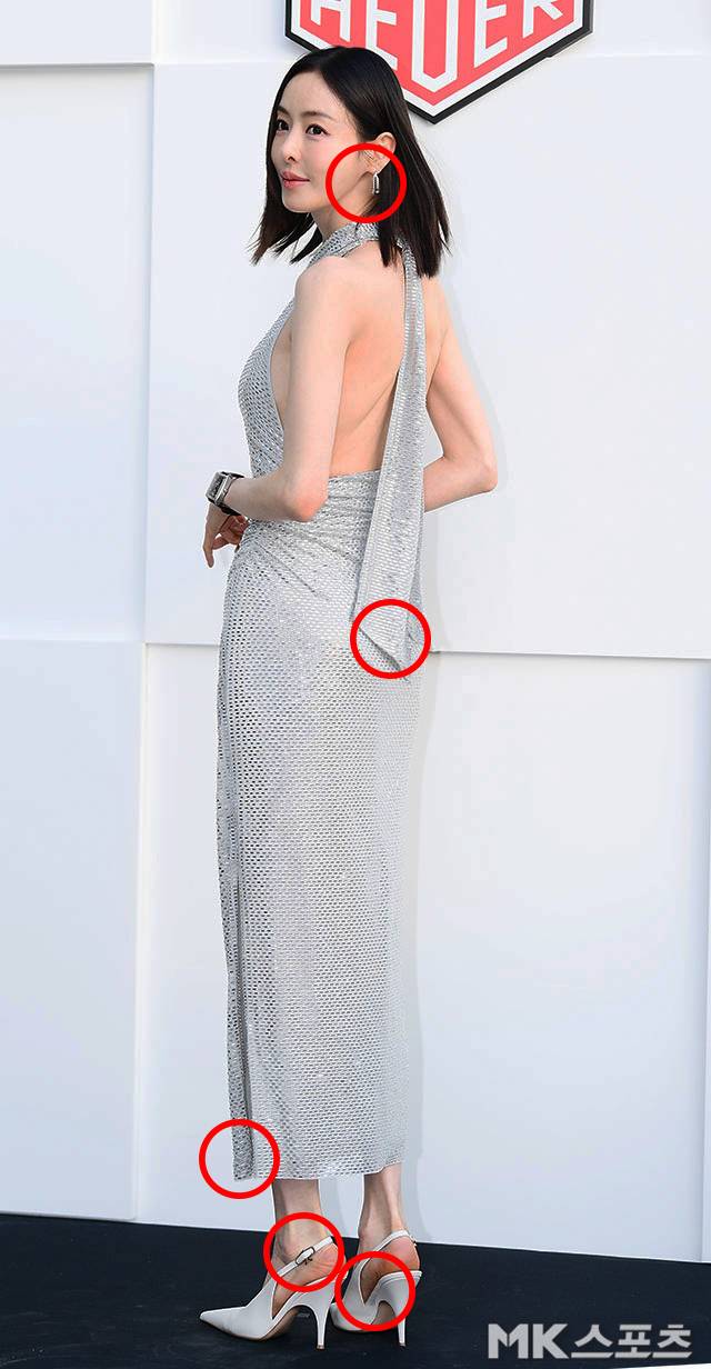 Actress Lee Da-hee showed off her unrivaled visuals while attending a Swiss luxury watch brand event held in Pyeongchang-dong, Jongno-gu, Seoul. Lee Da-hee emphasized her slender figure and sophisticated aura by wearing a black backless dress that revealed her back.