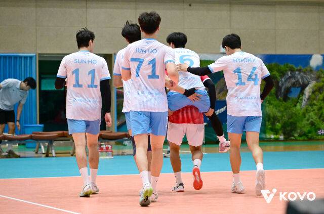 대한항공이 15일 단양국민체육센터에서 열린 2026 한국실업배구연맹&프로배구 퓨처스 챔프전 단양대회 국군체육부대와 4강전에서 최원빈이 쓰러지자 함께 부축하며 이동하고 있다./KOVO 제공