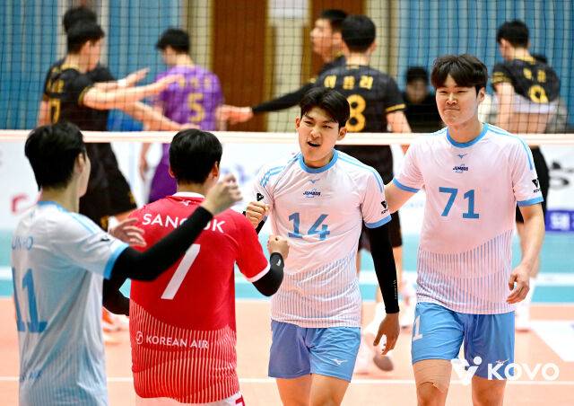 대한항공이 15일 단양국민체육센터에서 열린 2026 한국실업배구연맹&프로배구 퓨처스 챔프전 단양대회 국군체육부대와 4강전에서 득점 이후 환호하고 있다./KOVO 제공