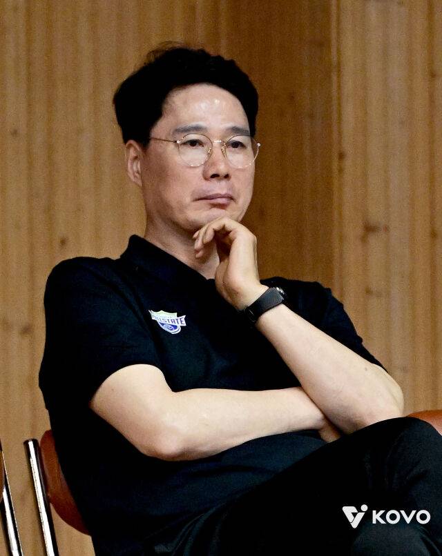 현대건설 강성형 감독이 15일 단양국민체육센터에서 열린 2026 한국실업배구연맹&프로배구 퓨처스 챔프전 단양대회의 현대건설-IBK기업은행 4강전을 지켜보고 있다./KOVO 제공