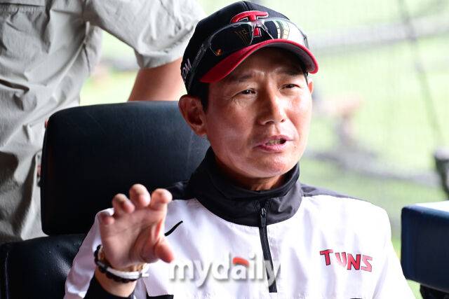 14일 경기 전 LG 염경엽 감독이 취재진과 인터뷰를 하고 있다./잠실=곽경훈 기자