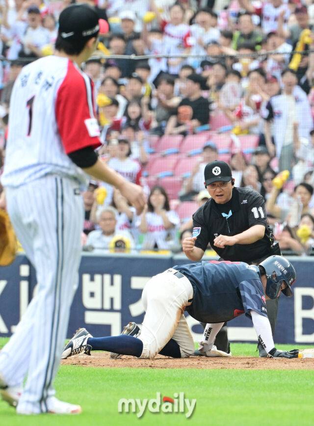롯데 황성빈이 5회초 2사 1루에서 박동원의 견제에 태그아웃 당하고 있다.