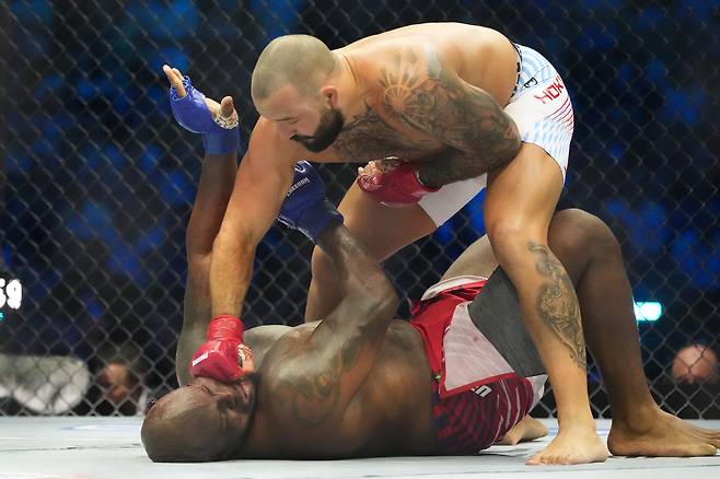 15일 미국 워싱턴DC 백악관 사우스론에서 열린 UFC 프리덤 250 대회에서 조시 호킷이 데릭 루이스를 캔버스에 누인 뒤 강력한 파운딩을 안면에 꽂고 있다. [AP]