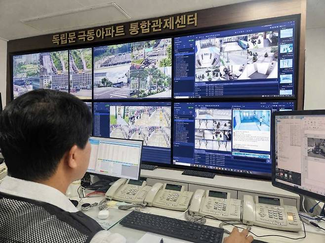 15일 서울 서대문구 독립문극동아파트 통합관제센터에서 경비원들이 AI CCTV가 촬영한 실시간 화면을 모니터링하고 있다. [부애리 기자]