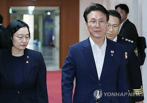 김민석 국무총리, 국무회의 입장 (서울=연합뉴스) 안정원 기자 = 김민석 국무총리가 16일 서울 종로구 정부서울청사에서 열린 국무회의 겸 비상경제본부회의에 입장하고 있다.     왼쪽부터 한성숙 국무총리 후보자, 김민석 국무총리, 유재성 경찰청장 직무대행. 2026.6.16 jeong@yna.co.kr