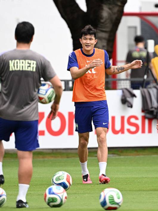 [OSEN=사포판(멕시코), 이대선 기자] 홍명보 감독이 이끄는 대한민국 축구국가대표팀이 15일(한국시각) 멕시코 과달라하라 인근 사포판의 치바스 베르데 바예에서 훈련을 진행했다.대표팀은 전날 A조 1차전에서 체코를 상대로 2-1 역전승을 거뒀다. 남아프리카공화국을 2-0으로 제압한 개최국 멕시코에 이은 조 2위다.대한민국 김민재가 미니게임을 하고 있다. 2026.06.15 /sunday@osen.co.kr